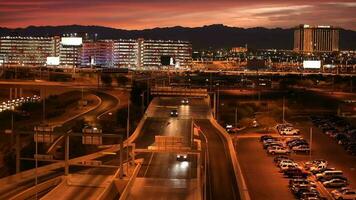 novembre 9, 2017. colorato città di las vegas giusto dopo tramonto. mandalay baia Hotel e casinò nel un' distanza. video