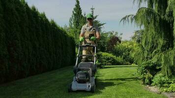 maschio giardiniere mantenimento tenuta cortile. video