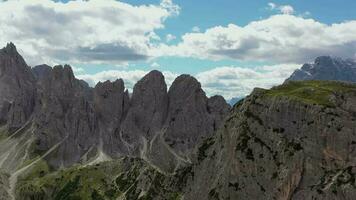 aéreo panorama de italiano dolomitas montañas durante soleado día video