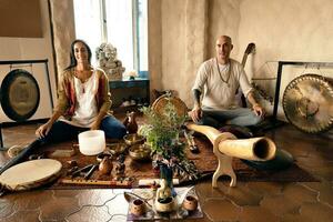 Pareja sentado con su sonido terapia instrumentos, mirando y sonriente a cámara. foto