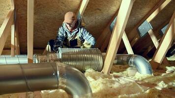 casa ar ventilação e limpeza sistema verificando. profissional instalador substituindo ar filtro. em a sótão. video