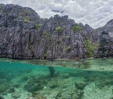 medio terminado medio submarino imagen de jiji playa a secreto laggon cerca el nido en el filipino isla de palawan foto