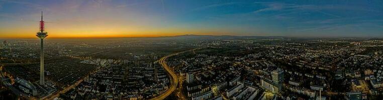 panorámico zumbido imagen de el frankfurt televisión torre y tauno montañas en el noche durante un vistoso y impresionante puesta de sol foto