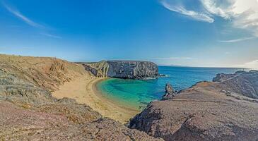 imagen desde los ajaches nacional parque en el canario isla lanzarote con el famoso papagaqyo playas foto