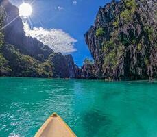 imagen de el grande laguna en el filipino miniloc isla tomado desde un canoa foto