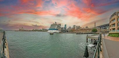 panorámico ver de Sydney puerto con ópera casa y crucero terminal foto