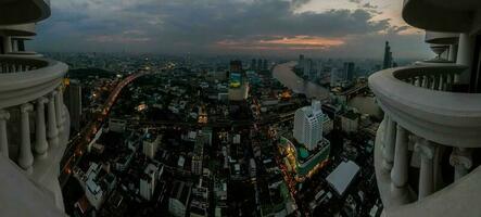 vista a bangkok y al río chao phraya durante la puesta de sol foto