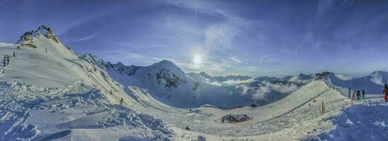 ver en nieve cubierto montañas en Austria foto