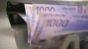 Rouleaux de billet de banque compte machine. video