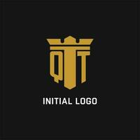 qt inicial logo con proteger y corona estilo vector