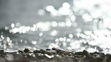 seixo de praia pedras e Sol reflexões dentro água video