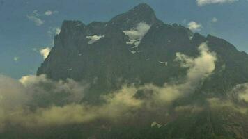 Moviente nubes alrededor jungfrau región cima. lapso de tiempo video. Suiza alpino paisaje video