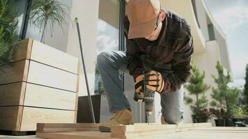 Charpentier bâtiment en bois plate-forme dans jardin. video