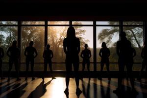 hembra aptitud en el gimnasia, siluetas de mujer involucrado en Deportes con puesta del sol antecedentes generativo ai foto