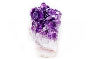 piedra mineral macro amatista púrpura en cristales sobre un fondo blanco foto
