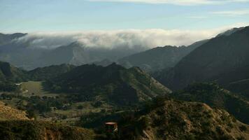 Papa Noel monica California montañas y costero niebla video