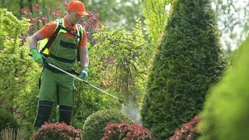 Kaukasisch tuinman en tuin planten insecticide werk. voorjaar landschap onderhoud. video