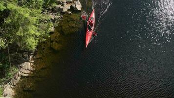 escénico río kayak aéreo vista. caucásico hombres remar en un kayac. video