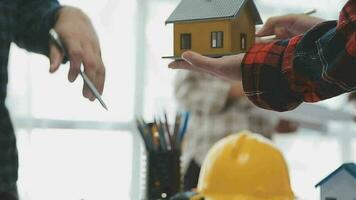 reunião de trabalho em equipe de engenharia, desenho trabalhando na reunião de projeto para o projeto que trabalha com o parceiro na construção de modelos e ferramentas de engenharia no local de trabalho, construção e conceito de estrutura. video