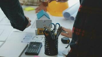 réunion de travail d'équipe d'ingénieurs, dessin travaillant sur une réunion de plan directeur pour un projet de travail avec un partenaire sur la construction de modèles et des outils d'ingénierie dans le site de travail, la construction et le concept de structure. video