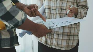 reunião de trabalho em equipe de engenharia, desenho trabalhando na reunião de projeto para o projeto que trabalha com o parceiro na construção de modelos e ferramentas de engenharia no local de trabalho, construção e conceito de estrutura. video