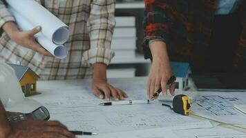 reunião de trabalho em equipe de engenharia, desenho trabalhando na reunião de projeto para o projeto que trabalha com o parceiro na construção de modelos e ferramentas de engenharia no local de trabalho, construção e conceito de estrutura. video