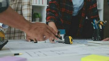 reunião de trabalho em equipe de engenharia, desenho trabalhando na reunião de projeto para o projeto que trabalha com o parceiro na construção de modelos e ferramentas de engenharia no local de trabalho, construção e conceito de estrutura. video