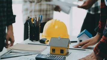 reunião de trabalho em equipe de engenharia, desenho trabalhando na reunião de projeto para o projeto que trabalha com o parceiro na construção de modelos e ferramentas de engenharia no local de trabalho, construção e conceito de estrutura. video