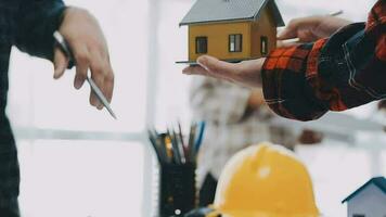 reunião de trabalho em equipe de engenharia, desenho trabalhando na reunião de projeto para o projeto que trabalha com o parceiro na construção de modelos e ferramentas de engenharia no local de trabalho, construção e conceito de estrutura. video