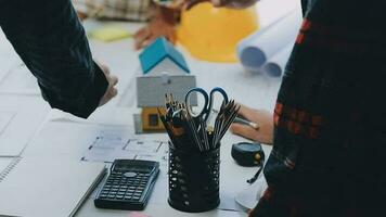 reunião de trabalho em equipe de engenharia, desenho trabalhando na reunião de projeto para o projeto que trabalha com o parceiro na construção de modelos e ferramentas de engenharia no local de trabalho, construção e conceito de estrutura. video