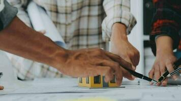 réunion de travail d'équipe d'ingénieurs, dessin travaillant sur une réunion de plan directeur pour un projet de travail avec un partenaire sur la construction de modèles et des outils d'ingénierie dans le site de travail, la construction et le concept de structure. video