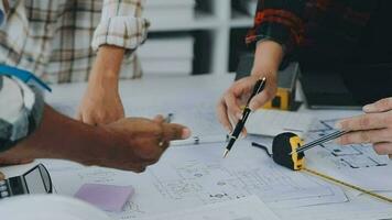 reunião de trabalho em equipe de engenharia, desenho trabalhando na reunião de projeto para o projeto que trabalha com o parceiro na construção de modelos e ferramentas de engenharia no local de trabalho, construção e conceito de estrutura. video