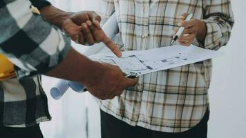 réunion de travail d'équipe d'ingénieurs, dessin travaillant sur une réunion de plan directeur pour un projet de travail avec un partenaire sur la construction de modèles et des outils d'ingénierie dans le site de travail, la construction et le concept de structure. video