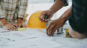 reunião de trabalho em equipe de engenharia, desenho trabalhando na reunião de projeto para o projeto que trabalha com o parceiro na construção de modelos e ferramentas de engenharia no local de trabalho, construção e conceito de estrutura. video