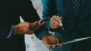 grupo do colegas de trabalho dentro formal vestem sentado às mesa dentro conferência quarto e discutindo sobre projeto do companhia desenvolvimento durante encontro video