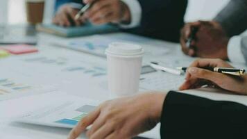 grupo do colegas de trabalho dentro formal vestem sentado às mesa dentro conferência quarto e discutindo sobre projeto do companhia desenvolvimento durante encontro video