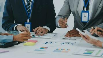 grupo do colegas de trabalho dentro formal vestem sentado às mesa dentro conferência quarto e discutindo sobre projeto do companhia desenvolvimento durante encontro video