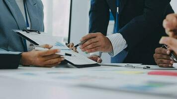 grupo do colegas de trabalho dentro formal vestem sentado às mesa dentro conferência quarto e discutindo sobre projeto do companhia desenvolvimento durante encontro video