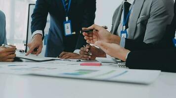 groep van collega's in formeel slijtage zittend Bij tafel in conferentie kamer en ruzie maken over project van bedrijf ontwikkeling gedurende vergadering video