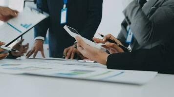 gruppo di collaboratori nel formale indossare seduta a tavolo nel conferenza camera e discutere di progetto di azienda sviluppo durante incontro video