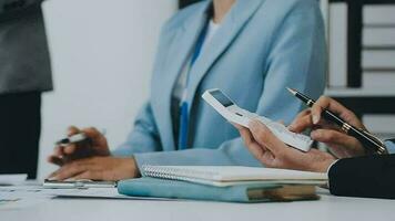 grupo do colegas de trabalho dentro formal vestem sentado às mesa dentro conferência quarto e discutindo sobre projeto do companhia desenvolvimento durante encontro video