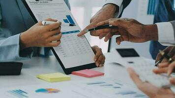 Gruppe von Mitarbeiter im formal tragen Sitzung beim Tabelle im Konferenz Zimmer und streiten Über Projekt von Unternehmen Entwicklung während Treffen video