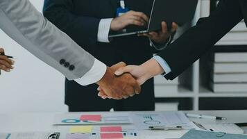 grupo do colegas de trabalho dentro formal vestem sentado às mesa dentro conferência quarto e discutindo sobre projeto do companhia desenvolvimento durante encontro video