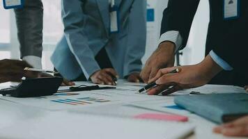 grupo do colegas de trabalho dentro formal vestem sentado às mesa dentro conferência quarto e discutindo sobre projeto do companhia desenvolvimento durante encontro video