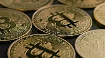 bitcoin mynt på svart bakgrund - närbild full ram spinning bakgrund video