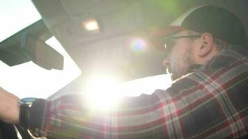 trabajador estacionamiento su recoger camión y ajustando interior espejo video