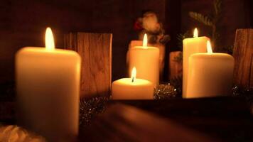 Días festivos ardiente velas decoración con de madera elementos. video