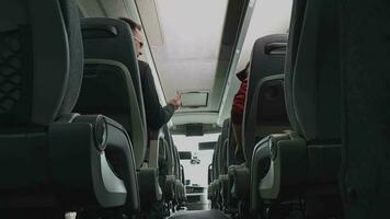 twee mannetje passagiers Aan trainer bus introduceren elk andere en beven handen. video