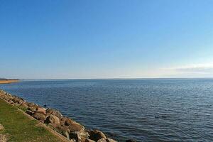 paisaje de el azul báltico mar en Polonia y el playa en un soleado calentar día foto