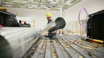 costruzione lavoratore scarico pezzi di metallo aria condotto tubatura video